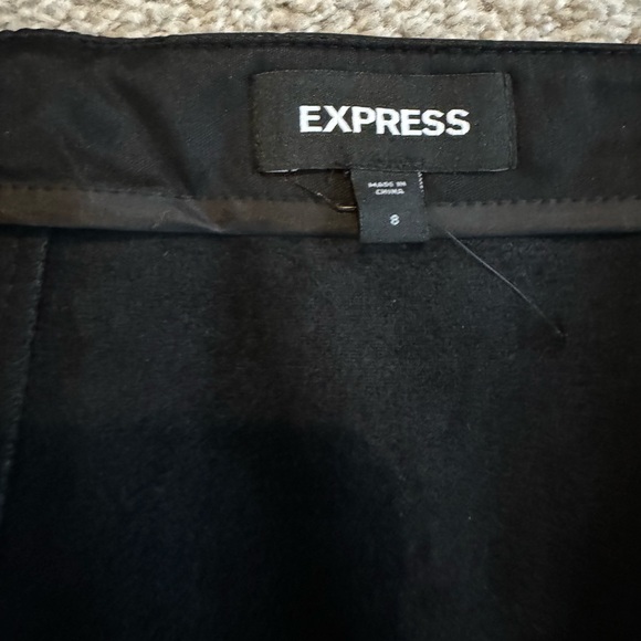 Express Leather Skirt with zipper in the front - Picture 3 of 4
